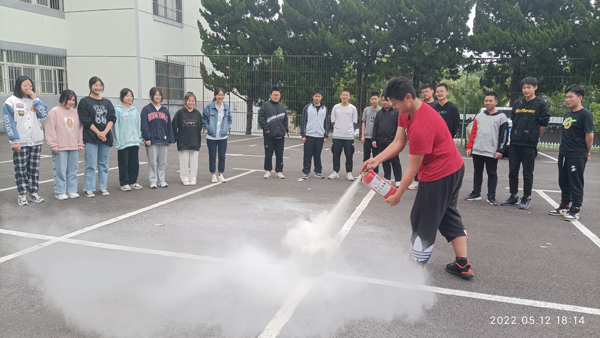 新华学校为学生开展消防演练活动